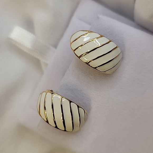 Vintage Milk White Enamel Half Hoop Gold Tone CLIP-ON Earrings Costume Jewelry - Picture 3 of 11